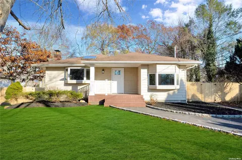 91 Balaton Ave, Ronkonkoma, NY 11779