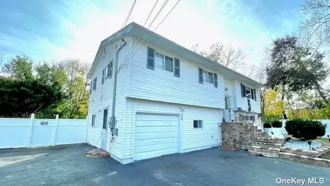 34 Laurie Rd, Brentwood, NY 11717