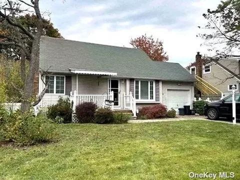 388 36th St, Lindenhurst, NY 11757