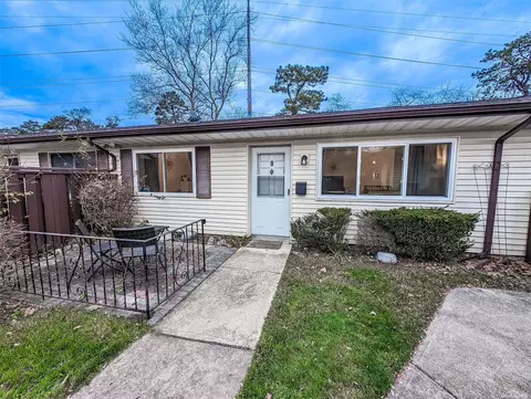 9 Feller Dr #9, Central Islip, NY 11722