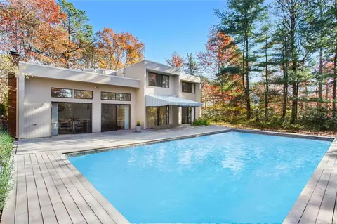 19 Woodedge Trl, Quogue, NY 11959