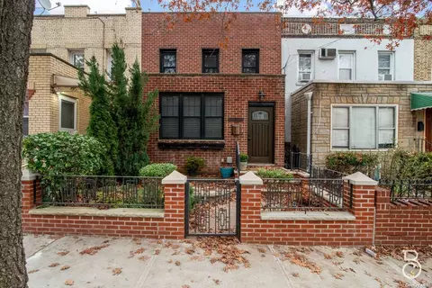 22-25 27th St, Astoria, NY 11105