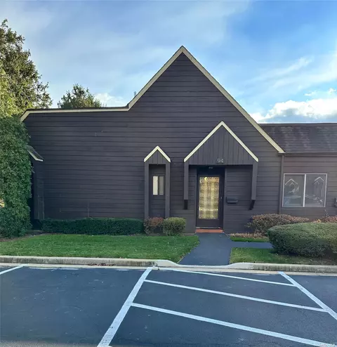 94 Southgate Cir #94, Massapequa Park, NY 11762