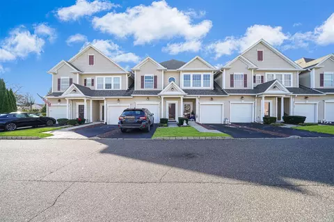 112 Wildwood Cir #112, Holtsville, NY 11742