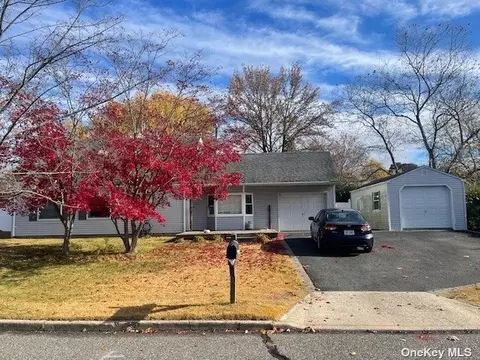 17 Ash Dr, Medford, NY 11763