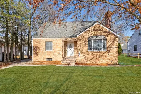 3781 Jerusalem Ave, Seaford, NY 11783