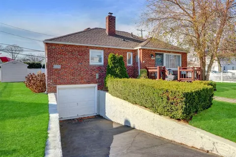 2 Berkshire Rd, Bethpage, NY 11714