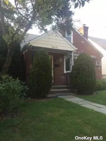 35 4th St, Glen Cove, NY 11542