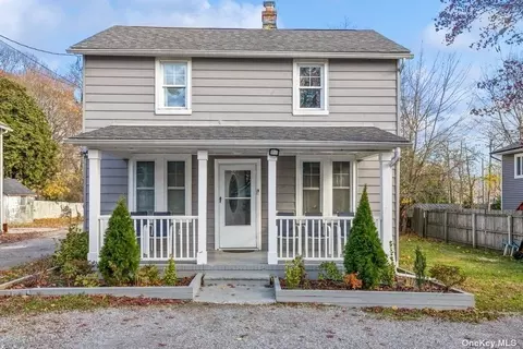 12 Kelsey Ave, Huntington Station, NY 11746