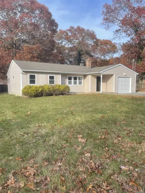 7 Sunset Dr, Shirley, NY 11967