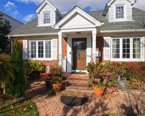 33 Park Ave, Garden City Park, NY 11040