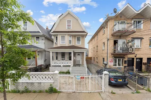 95-32 113th St, Richmond Hill, NY 11418