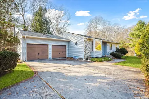 30 Crystal Beach Blvd, Moriches, NY 11955