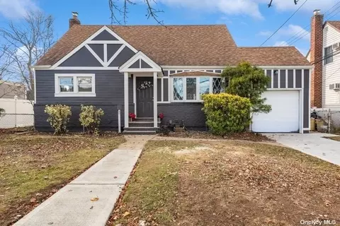 30 Cinque Dr, Farmingdale, NY 11735