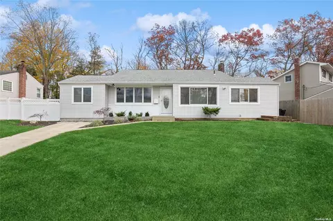 15 Court Dr, South Huntington, NY 11746