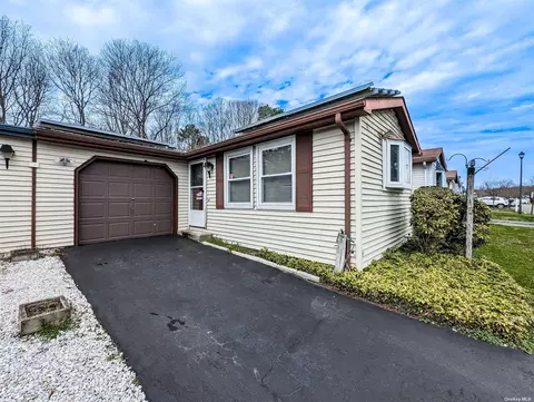 141 W Village Cir #141, Manorville, NY 11949