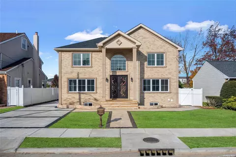 11 Julian St, Hicksville, NY 11801