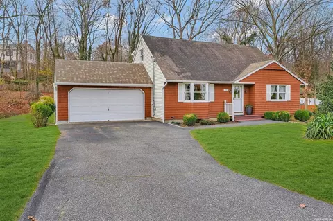 18 Tall Tree Ln, Rocky Point, NY 11778