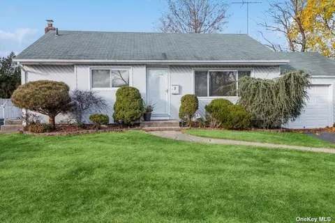 7 Narkin Ct, Hicksville, NY 11801