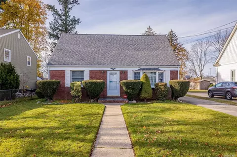 174 Staples St, Farmingdale, NY 11735