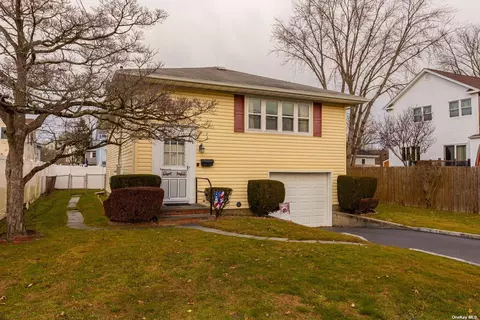 169 Moffitt Blvd, Islip, NY 11751