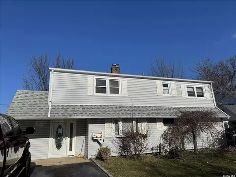 130 Bucket Ln, Levittown, NY 11756