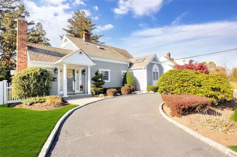 153 Scooter Ln, Hicksville, NY 11801