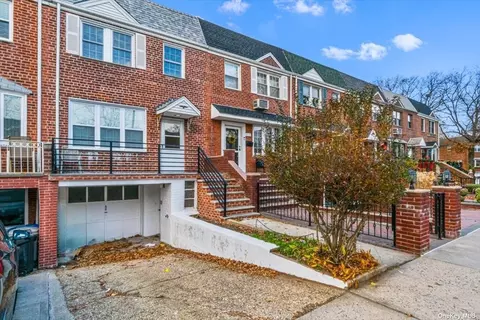 61-12 75th Pl, Middle Village, NY 11379
