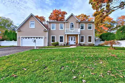 5 Pine St, Plainview, NY 11803