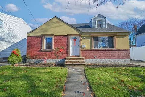 131 Manor Pkwy, Uniondale, NY 11553