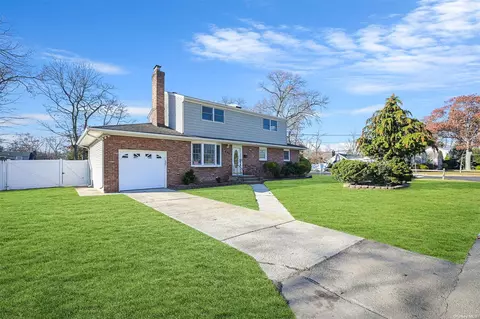 439 Oak Neck Rd, West Islip, NY 11795