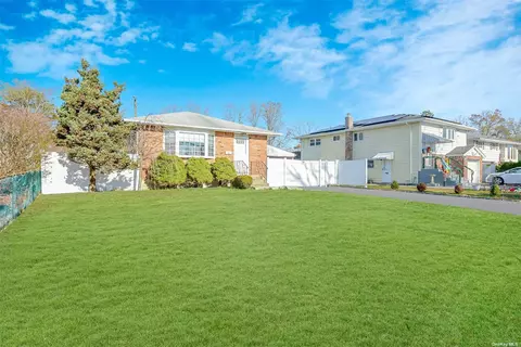 15 Oak St, Deer Park, NY 11729