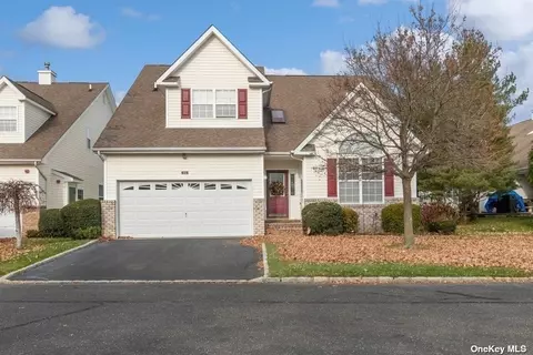11 Tina Ln #11, Mount Sinai, NY 11766