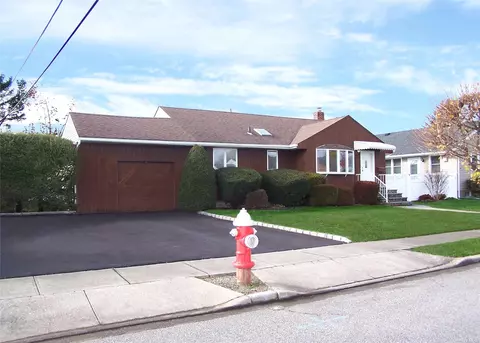 78 End Ave, Hicksville, NY 11801
