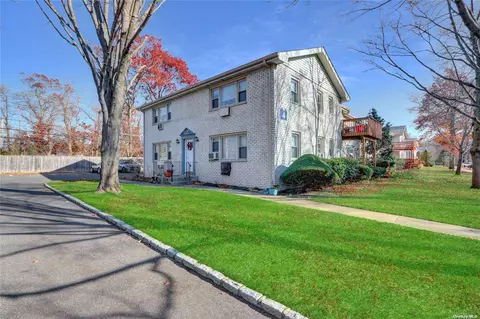 109 Cardinal Ln #2B, Islip, NY 11751
