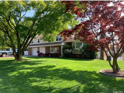 10 Taylor Dr, Glen Cove, NY 11542