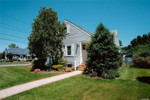 192 4th Ave, West Babylon, NY 11704