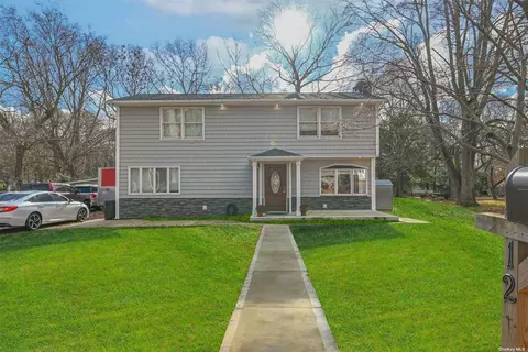 12 Wrana St, Medford, NY 11763