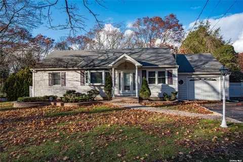 15 Poplar Dr, Smithtown, NY 11787