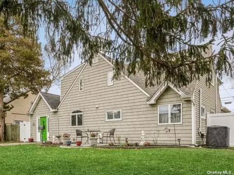 76 Elm Dr N, Levittown, NY 11756