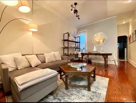 22-15 41st St, Astoria, NY 11105
