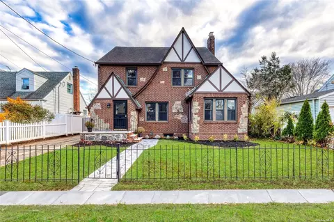 462 Newton St, Westbury, NY 11590