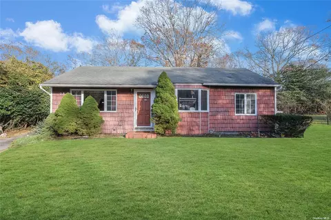 28 Temple Ave, Flanders, NY 11901