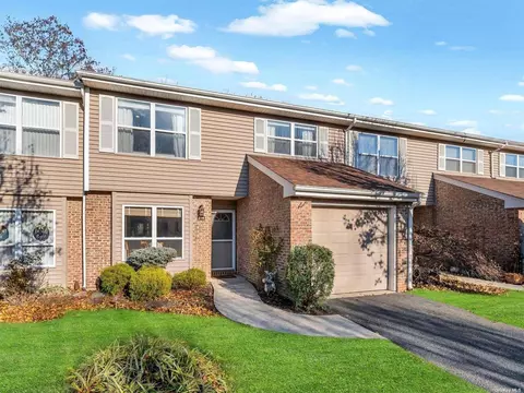 298 Pond View Ln #298, Smithtown, NY 11787