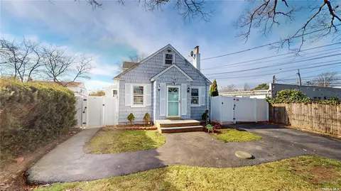 12 W 9th St, Deer Park, NY 11729