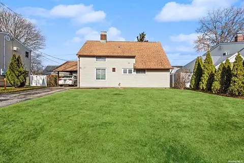 91 Spindle Rd, Hicksville, NY 11801