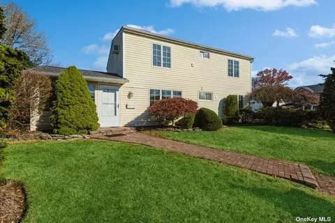 111 Ball Park Ln, Hicksville, NY 11801