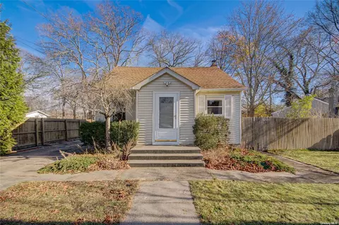 71 Whittier Dr, Mastic Beach, NY 11951