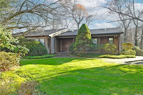 9 Micole Ct, Dix Hills, NY 11746