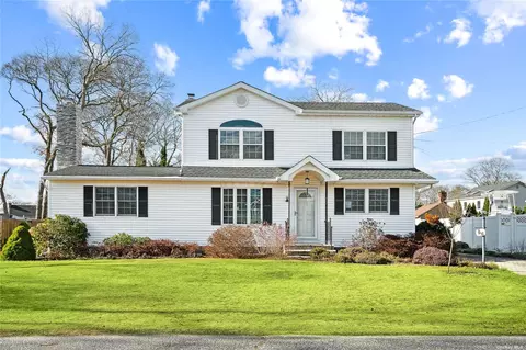 96 Hewitt Blvd, Center Moriches, NY 11934